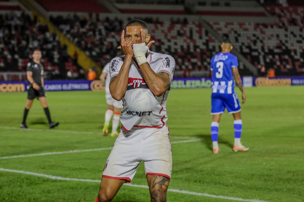 Hygor comemora gol pelo Botafogo-SP