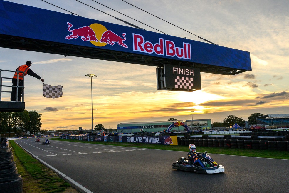 Max Verstappen enfrentou 100 pilotos de kart em desafio em Silverstone — Foto: Red Bull Content Pool