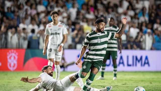 Lucas Ronier, atacante do Coritiba, em lance contra o Santos