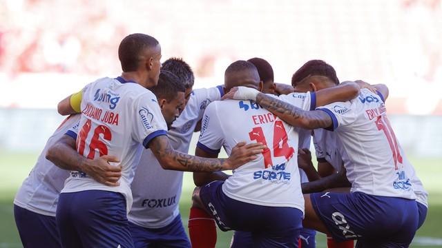 Jogadores do Bahia comemoram gol contra o Inter no Beira-Rio