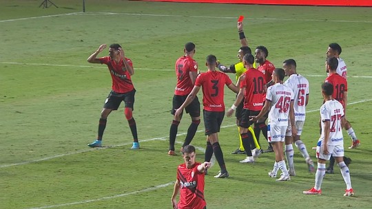 Alix Vinicius comemora vitória antes da hora, tira a camisa e é expulso; vídeo - Foto: (Reprodução / TV Anhanguera)