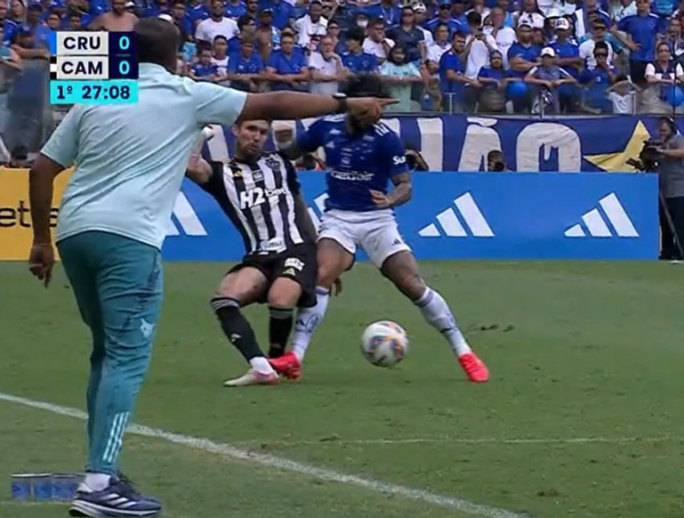 Gabigol e Lyanco em lance durante Cruzeiro x Atlético-MG — Foto: Reprodução