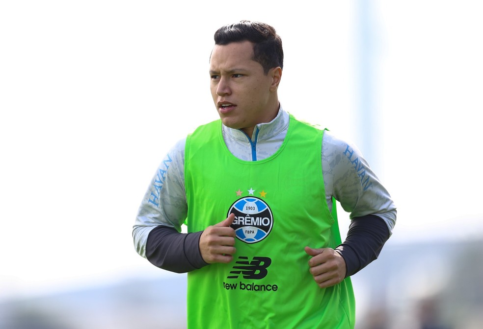 Marlon volta a correr no gramado após a lesão
