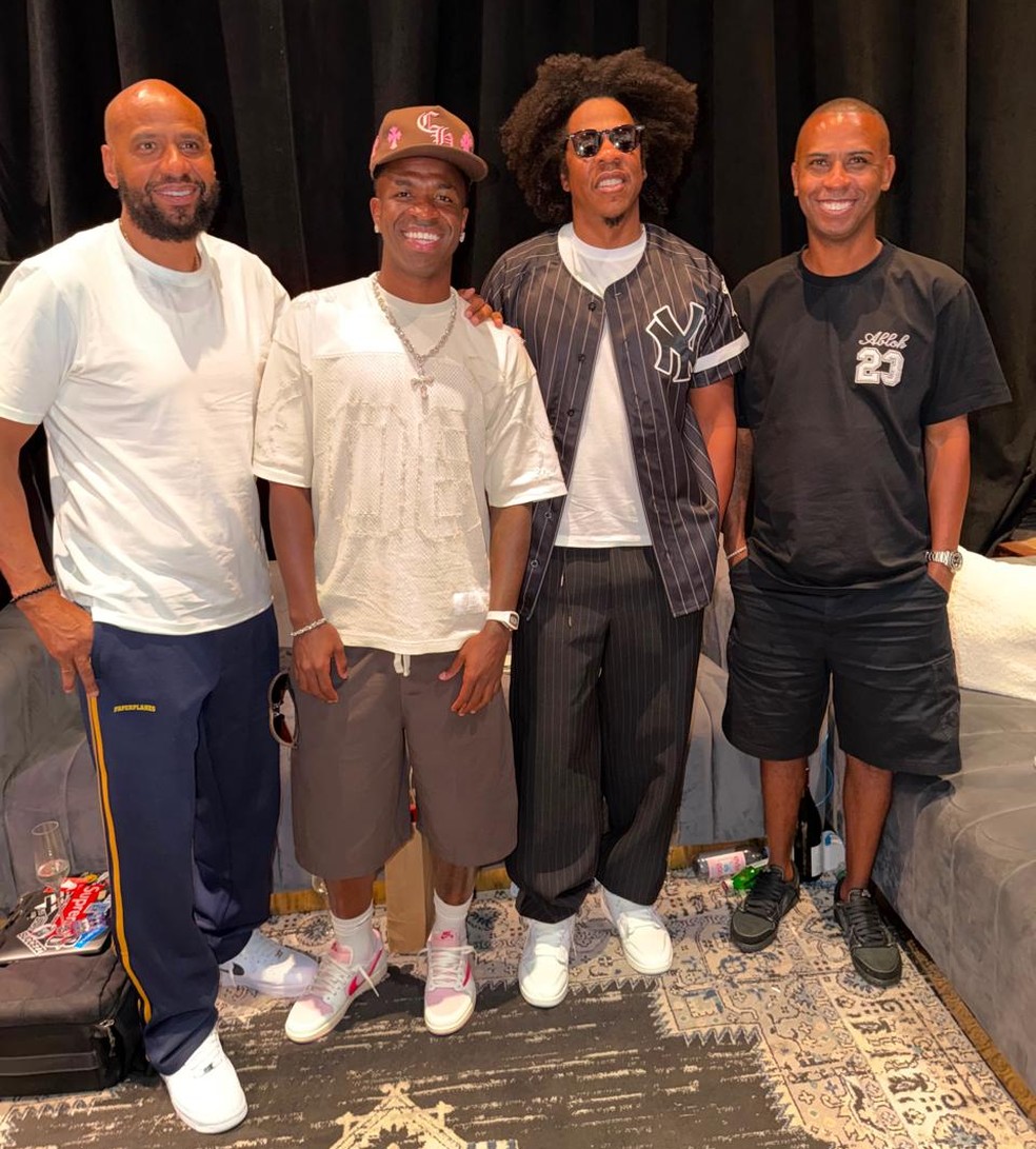 Vini Júnior ao lado de Jay-Z