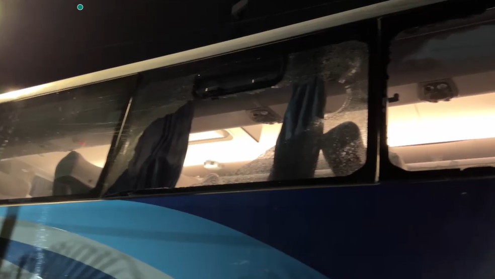 Por fora é possível ver buracos na janela do ônibus do Fortaleza — Foto: Reprodução