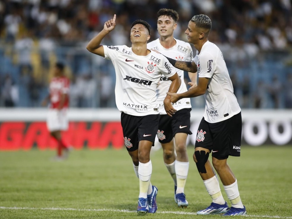 Pedrinho comemora gol do Corinthians na Copinha — Foto: Rodrigo Gazzanel