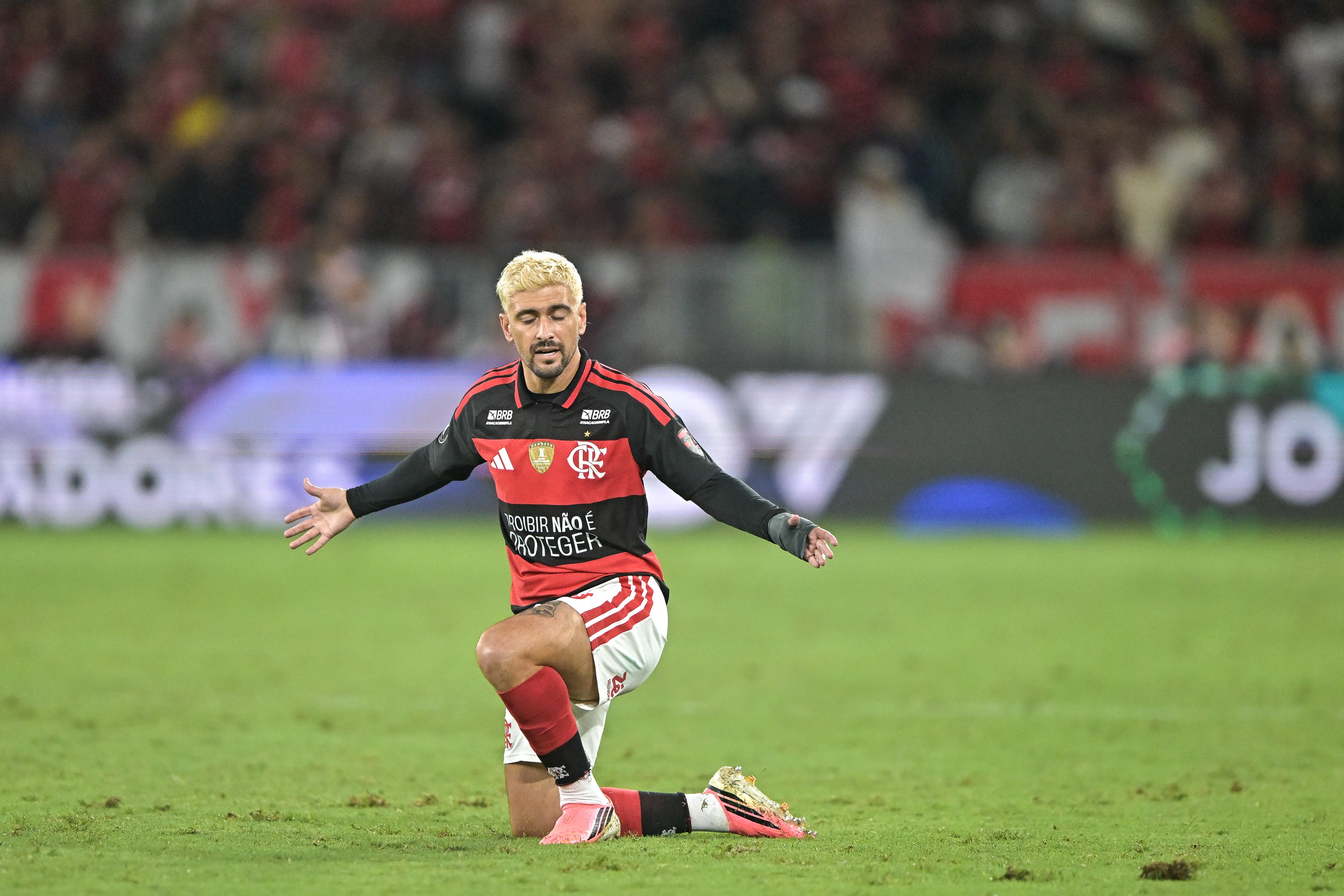 Arrascaeta desabafa sobre eliminação do Flamengo: "Se não dá o máximo, paga caro"