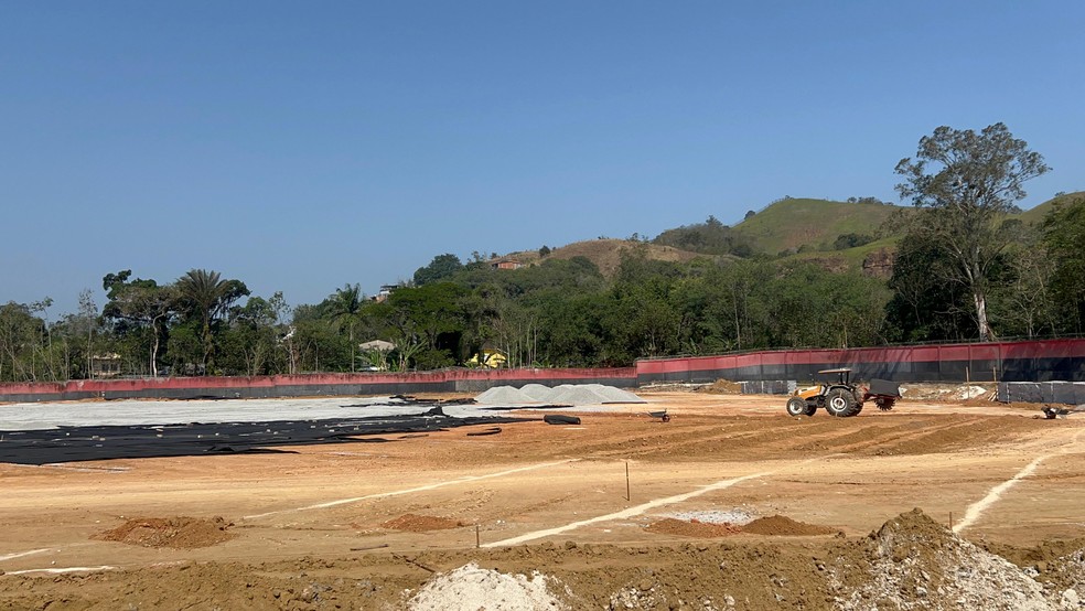 Obra do Flamengo para construção do miniestádio no Ninho — Foto: Letícia Marques / ge
