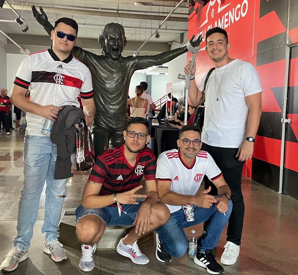 Afonso Azevedo e amigos ao lado da estátua do Zico — Foto: Arquivo Pessoal
