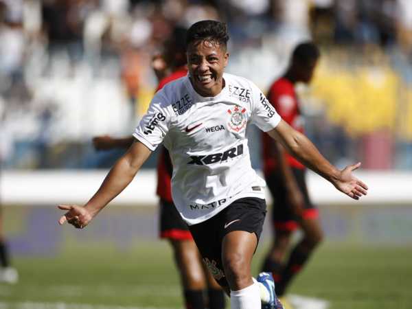 Destaque do Corinthians na Copinha, Pedrinho evita falar sobre contrato e sonha com profissional