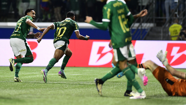 Rony comemora gol em Palmeiras x Botafogo-SP na Copa do Brasil