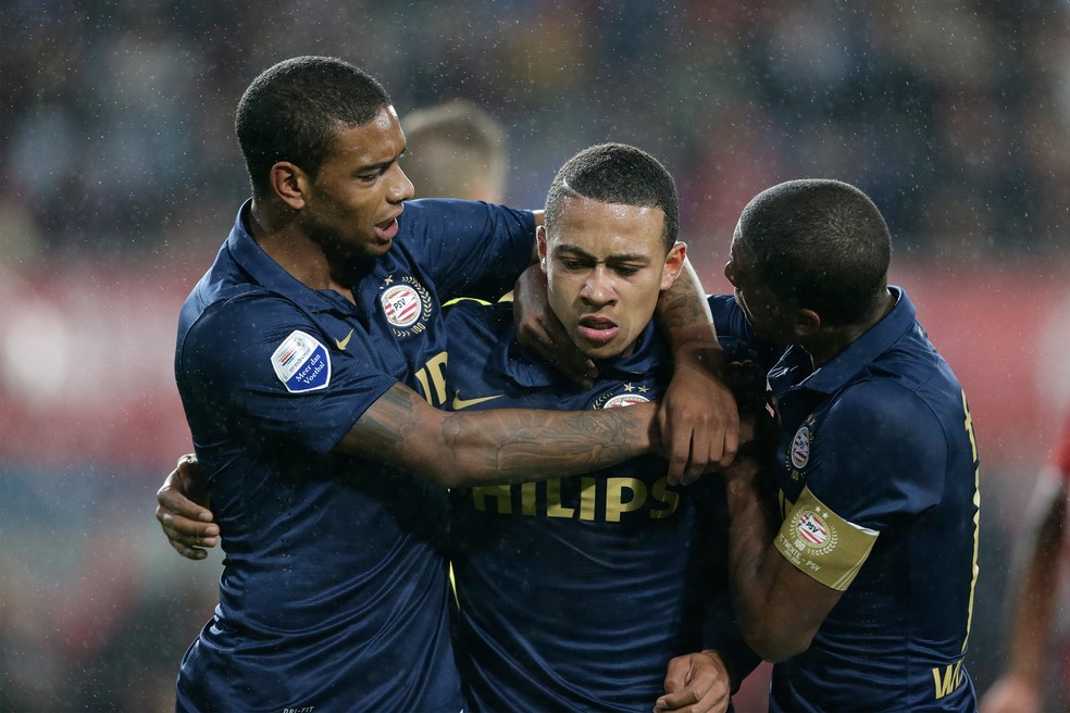 Jurgen Locadia e Memphis Depay comemoram pelo PSV