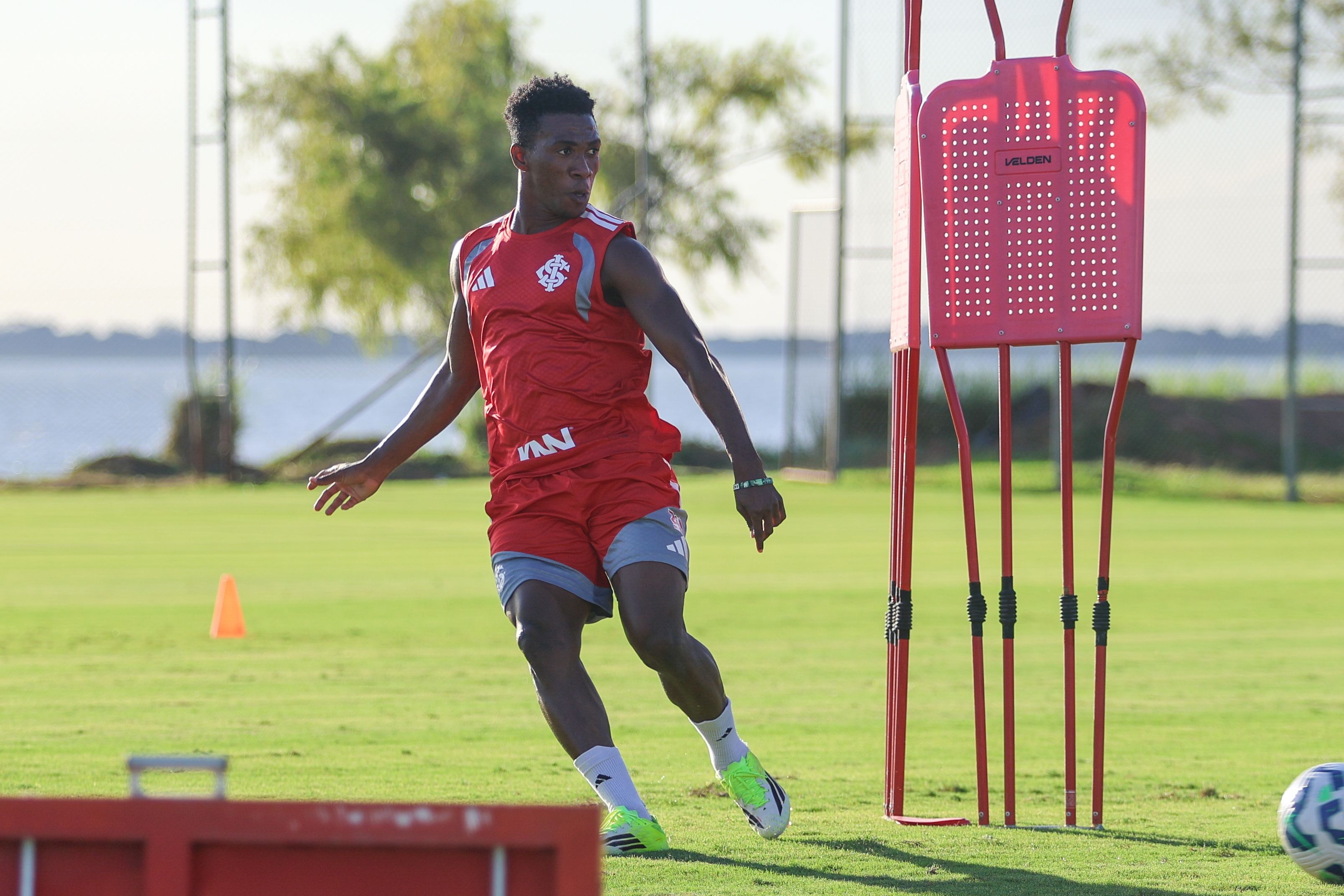 Inter negocia renovação com promessa de Gana após destaque no Gauchão  | Ge