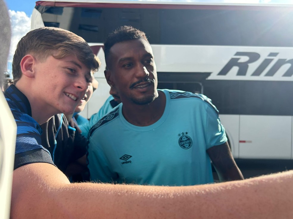 Edenilson atende torcedor gremista em Ponta Grossa — Foto: Fernando Becker/RBS TV