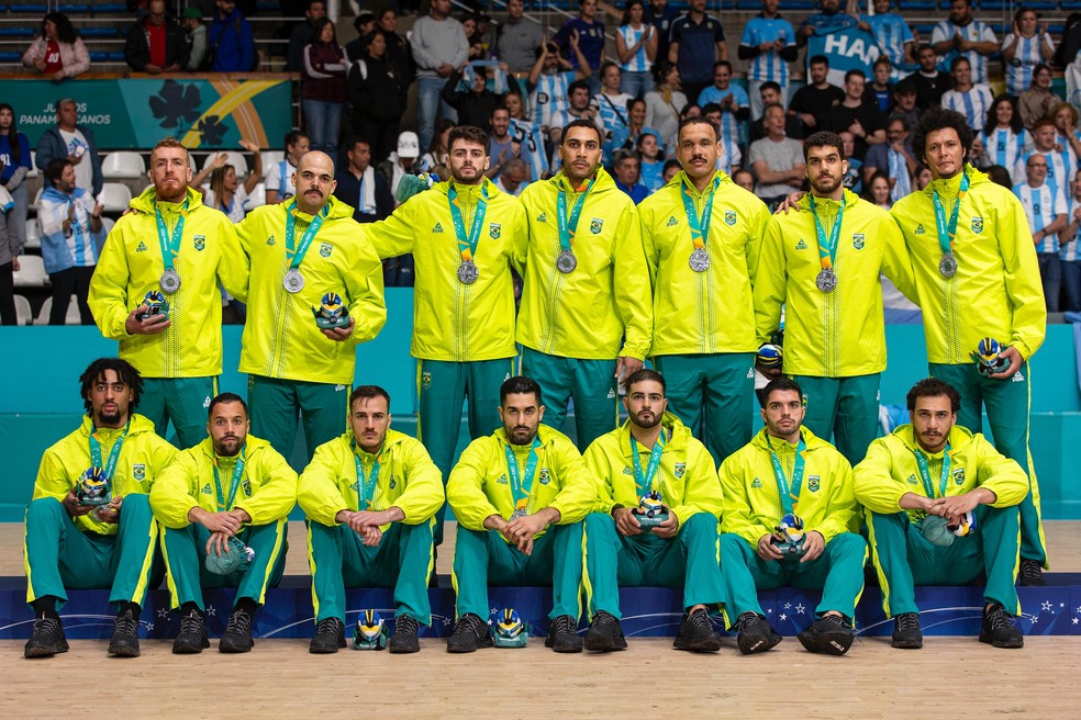 Seleção brasileira de handebol posa com a medalha de prata — Foto: Bruno Ruas/CBHb