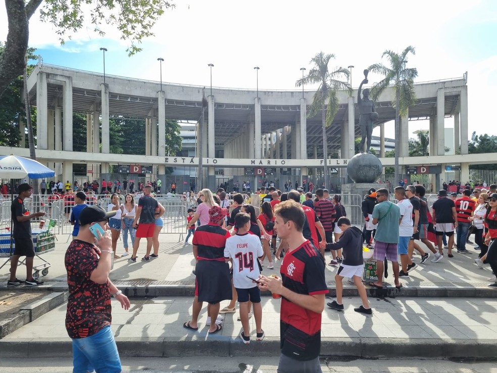 Torcida do Flamengo no acesso ao Maracanã — Foto: ge
