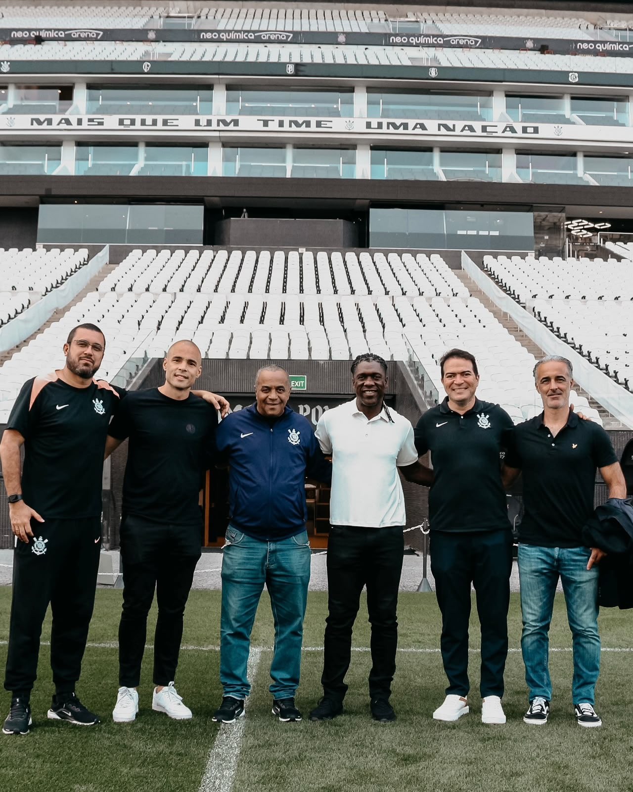Com estreia adiada no Corinthians, Seedorf visita a Arena