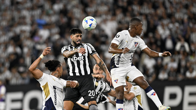 Barboza, do Botafogo, cabeceia em jogo contra a LDU pela Libertadores