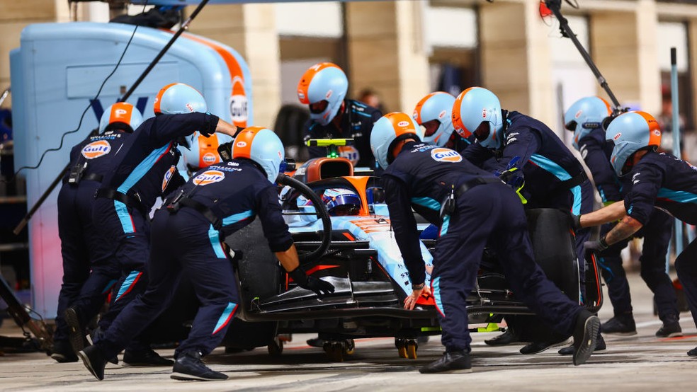 Logan Sargeant abandona o GP do Catar de F1 2023, passando mal — Foto: Dan Istitene - Formula 1/Formula 1 via Getty Images