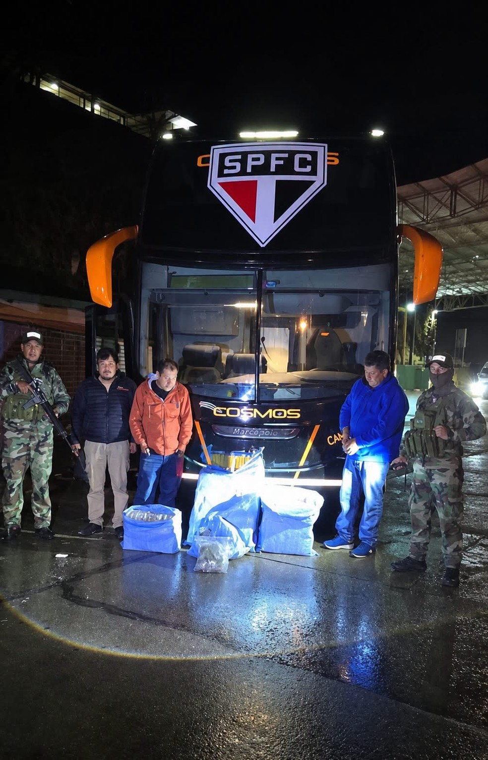 Ônibus que buscaria o São Paulo na Bolívia foi apreendido com drogas — Foto: Reprodução/reduno.com