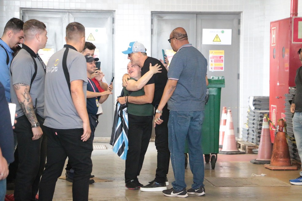 Renato se despede da torcida do Grêmio — Foto: Eduardo Moura
