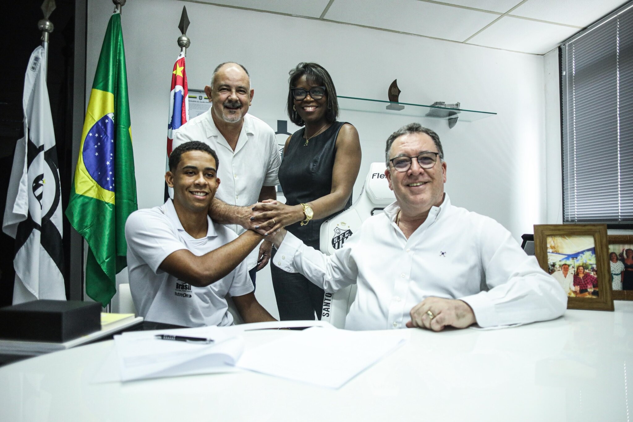 Zagueiro João Alencar renova com o Santos até junho de 2030