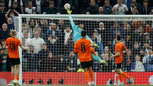 Kauã Santos, goleiro do Frankfurt, é decisivo em empate com o Tottenham na Liga Europa