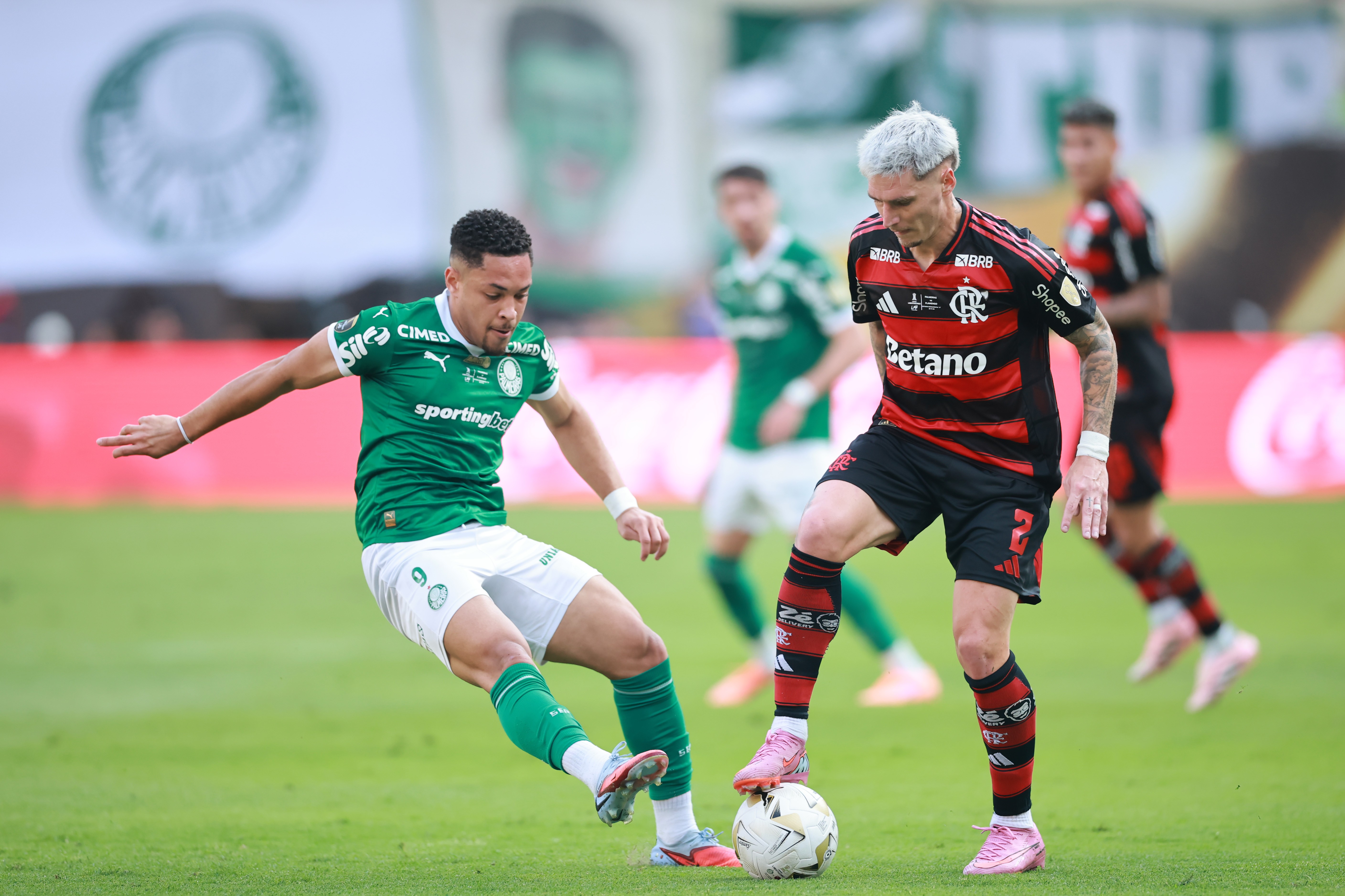 Varela brilha na final e conquista novo status no Flamengo, passando de contestado a ídolo da torcida