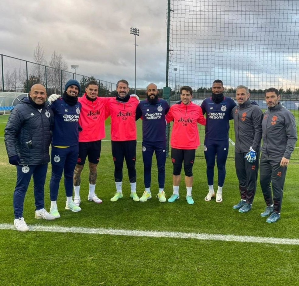 Goleiros do Bahia posam para fotos com Ederson — Foto: Arquivo Pessoal