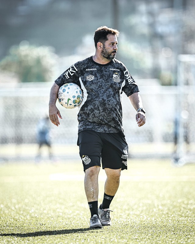 Santos anuncia saída do técnico Caio Couto do time feminino