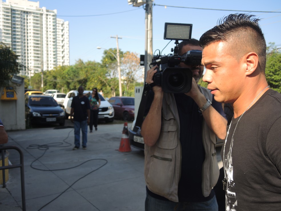 Bernardo deixa delegacia de polícia após depoimento em 2015 — Foto: Igor Rodrigues