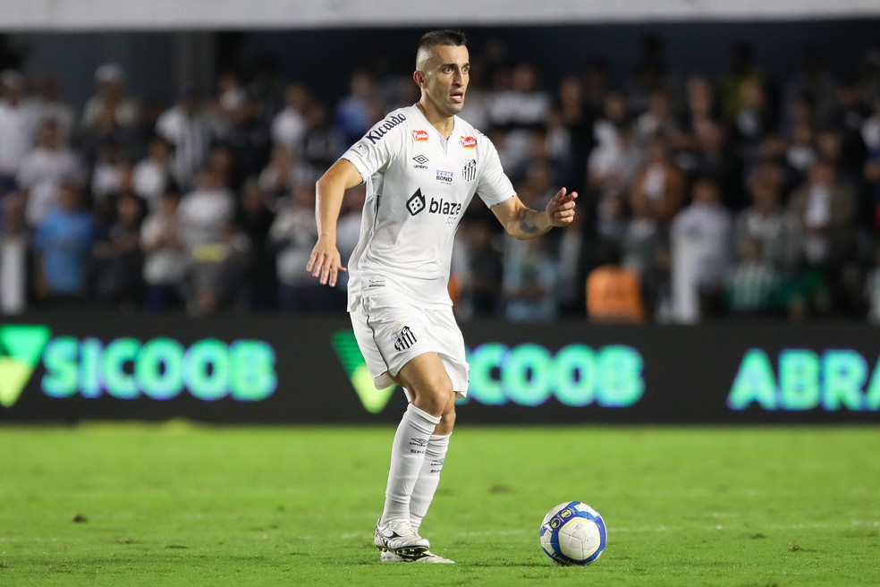 João Schmidt, do Santos, no jogo contra a Chapecoense — Foto: Reinaldo Campos/AGIF