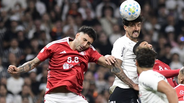 Maripán e Gustavo Henrique em disputa de bola em Corinthians x Inter