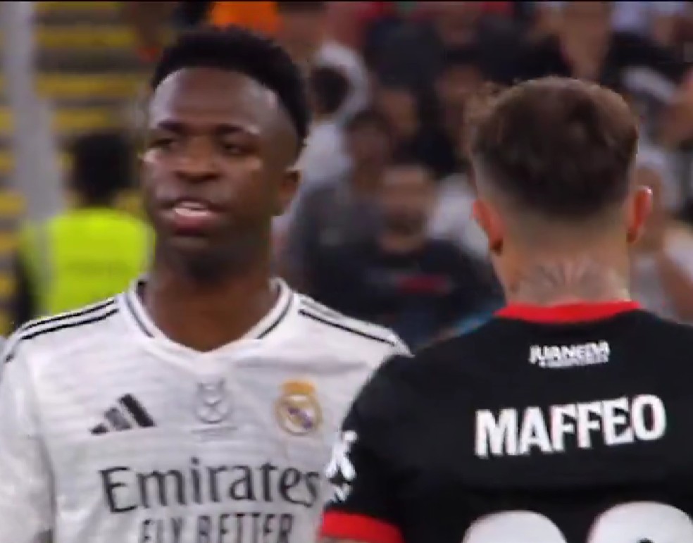Vini Jr. discute com Pablo Maffeo, lateral do Mallorca, durante semifinal da Supercopa da Espanha — Foto: Reprodução / @MovistarFutbol