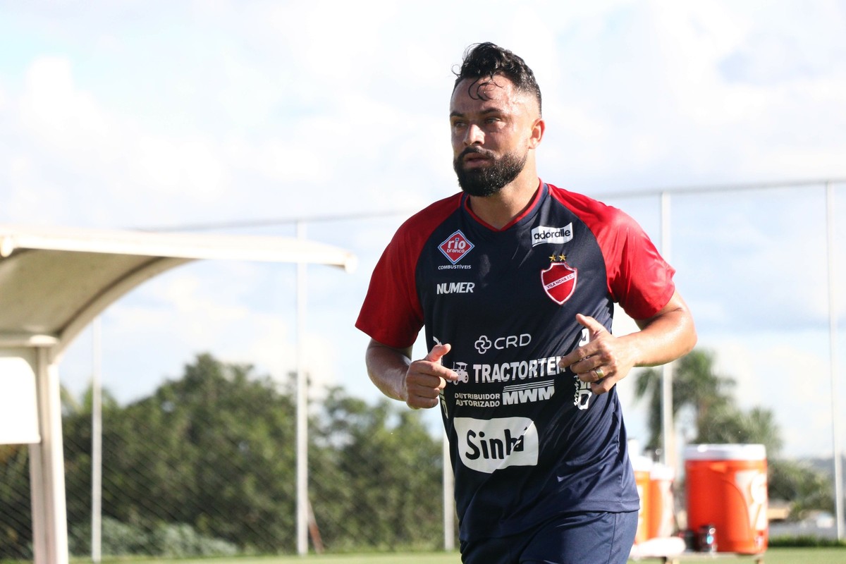 Ex-Vila, Nando revela oferta do Manaus, mas considera pouco: 