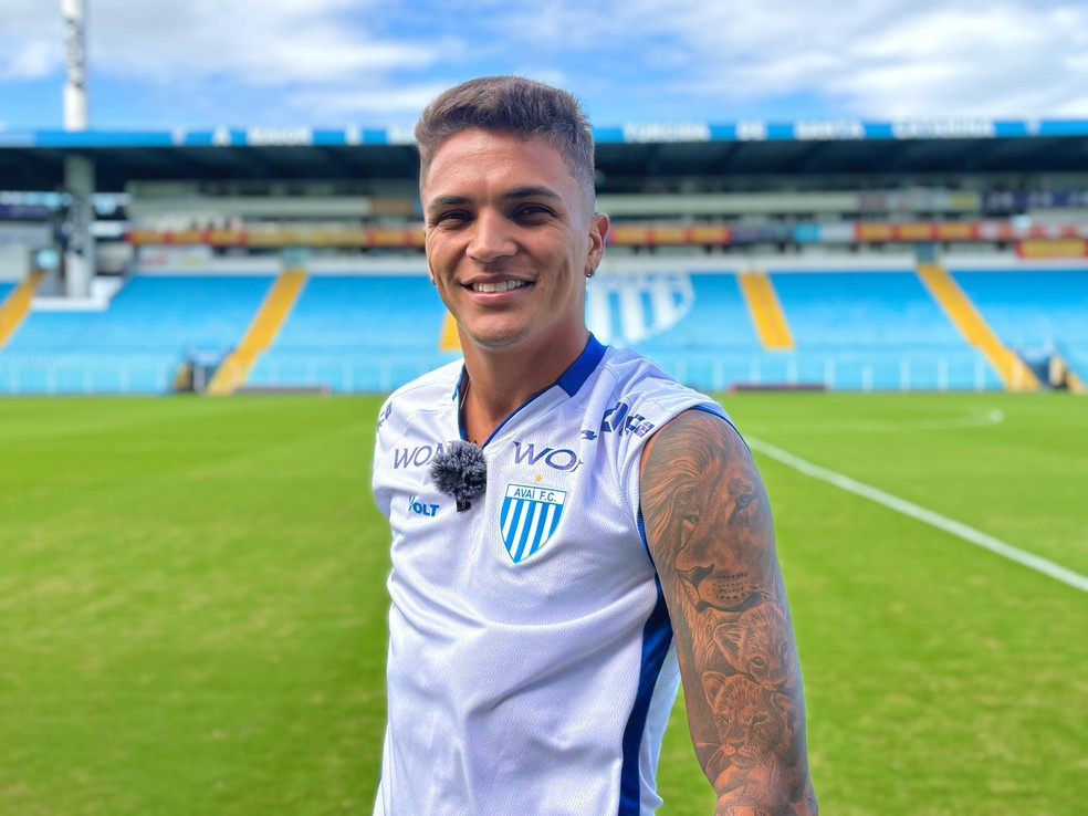 João é titular no meio-campo avaiano — Foto: Ronaldo Fontana/ge