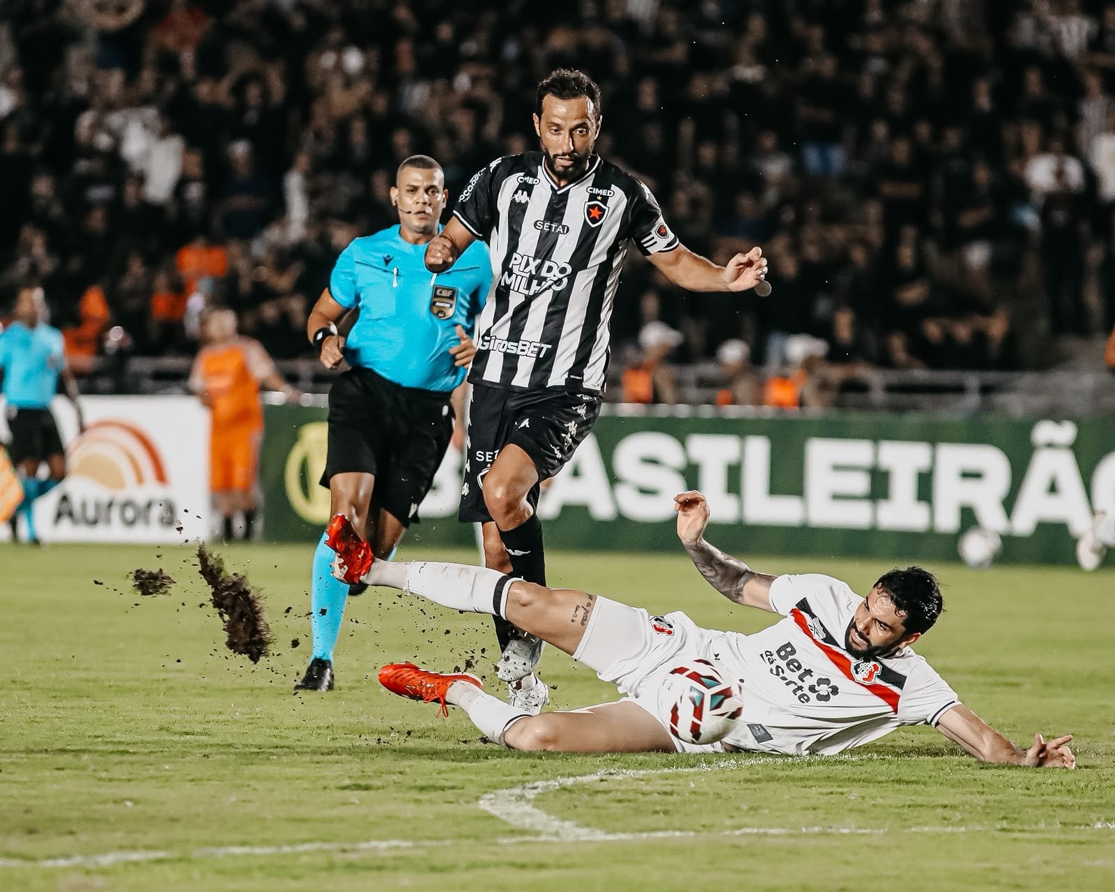 Jogadores do Botafogo-PB comemorando durante partida da Série C