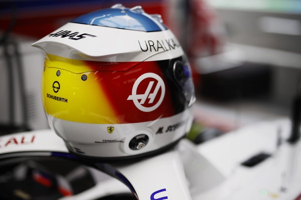 Na Bélgica, Mick Schumacher usa réplica de capacete da estreia do