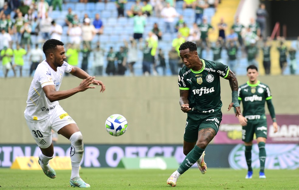 Lucas Braga e Kevin em Palmeiras x Santos  Foto: Marcos Ribolli