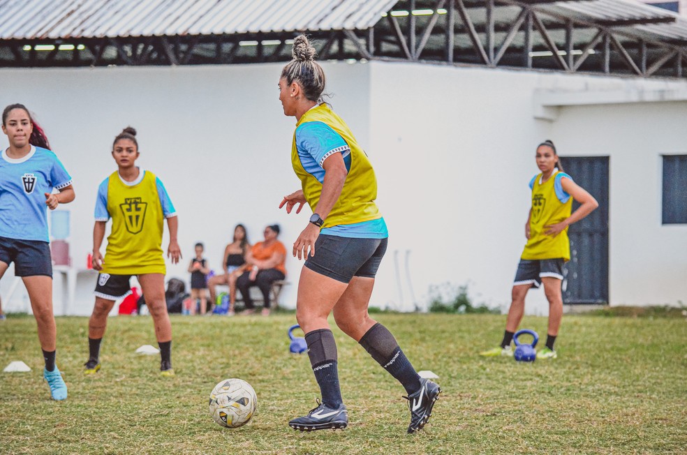 Jogadoras do VF4 iniciando a preparação para a disputa do Campeonato Paraibano Feminino 2023 — Foto: Adson Silva / VF4