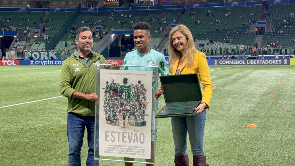 João Paulo Sampaio, coordenador da base do Palmeiras, Estêvão e Leila Pereira em homenagem antes de jogo contra o Sporting Cristal na Libertadores — Foto: Camila Alves