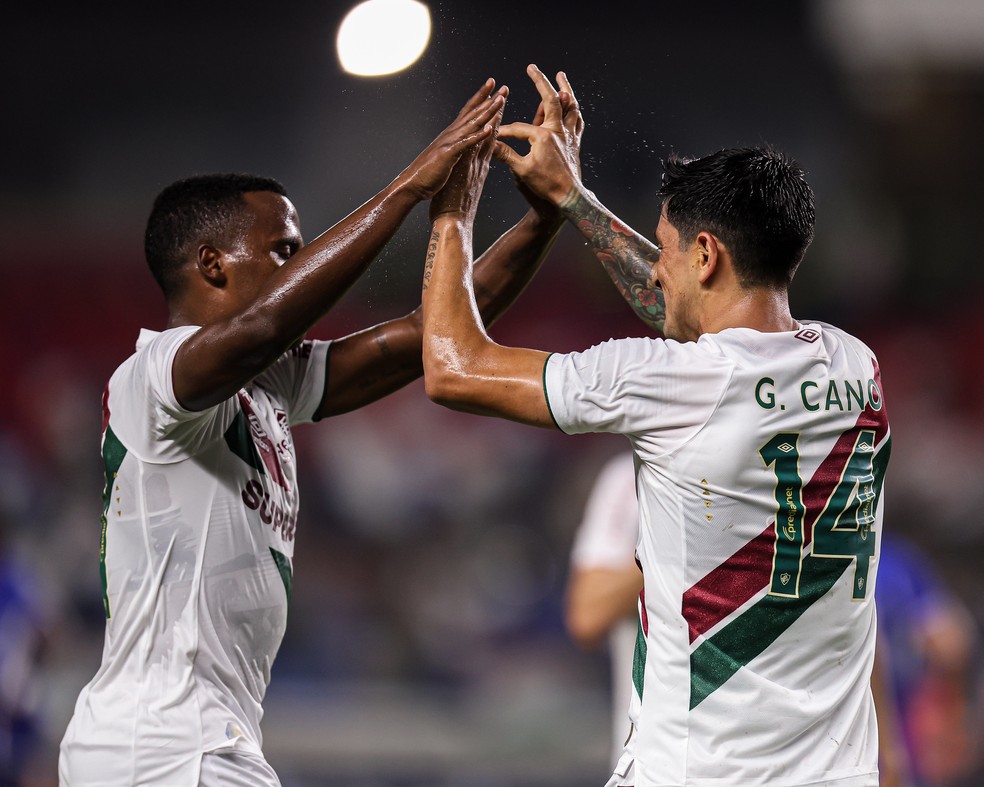 Arias e Cano comemoram o segundo gol do Fluminense — Foto: Marcelo Gonçalves/FFC