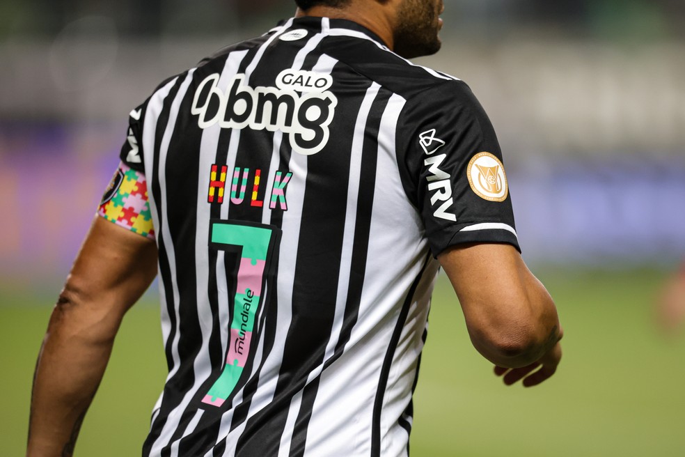 Hulk, do Atlético-MG, com camisa da campanha de conscientização sobre o Autismo — Foto: Gilson Junio/AGIF
