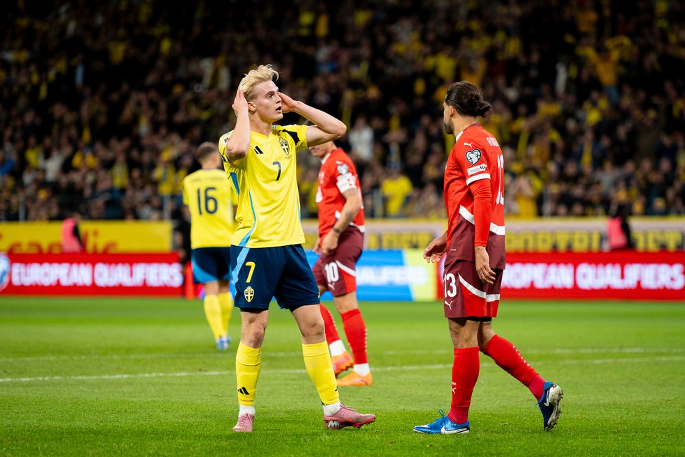 Bergvall em campo pela Suécia em jogo das eliminatórias da Copa do Mundo.