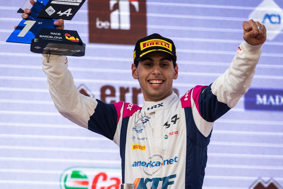 Gabriel Bortoleto comemora triunfo em Barcelona na FRECA 2022 — Foto: Divulgação/Gabriel Bortoleto