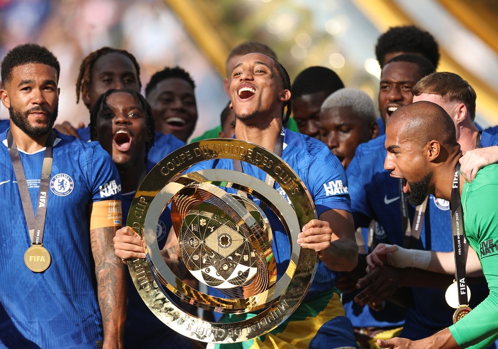 João Pedro comemora a conquista da Copa do Mundo de Clubes com a taça nas mãos — Foto: Getty Images