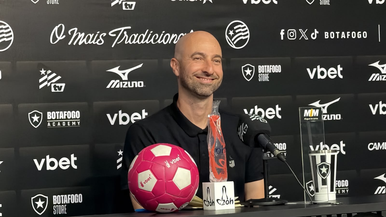 Bellão elogia equipe e desconversa sobre futuro no Botafogo após empate com Palmeiras