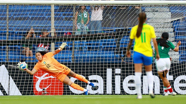México x Brasil Letícia defende pênalti