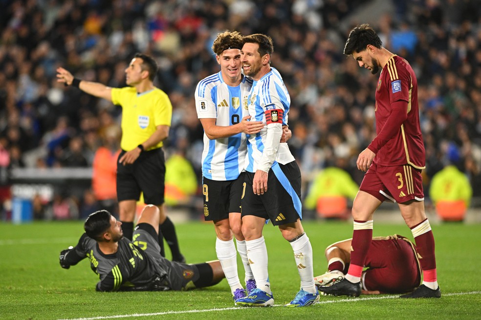 Messi e Álvarez - Argentina x Venezuela - Eliminatórias Copa 2026 - Más Monumental — Foto: REUTERS