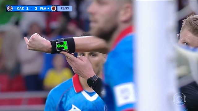 rbitro sinaliza o gol de Arrascaeta pela tecnologia da linha do gol em Flamengo x Cruz Azul